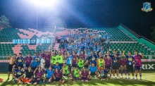Das Ende der perfekten Auswärtsfahrt und einer abwechslungsreichen Saison: Pattaya United und seine Fans feierten den Auswärtssieg bei Chainat FC. Foto: Pattaya United