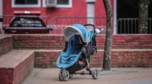 Ein Kinderwagen auf einem Platz. Foto: epa/Andre Coelho