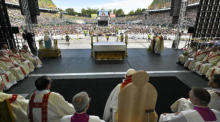 Vatikan-Medien zeigen Papst Franziskus (C) in Edmonton. Foto: epa/Vatikan-medien