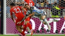 Zeki Amdouni und Lionel Messi im Zweikampf beim WM-Viertelfinale Argentinien gegen die Schweiz in Kansas City. Foto: epa/Christopher Neundorf