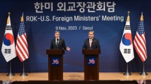 US-Außenminister Antony Blinken (L) und der südkoreanische Außenminister Park Jin (R) geben eine gemeinsame Pressekonferenz im Außenministerium in Seoul. Foto: epa/Jung Yeon-je / Pool