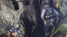 Retter erkunden einen neu entdeckten Zugang zu dem überfluteten Höhlensystem in der laotischen Provinz Xaisomboun, in dem noch zwei Goldsucher vermisst werden. Foto: epa/Metta Tham Kalasin Rescue
