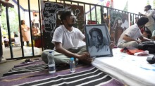 Ein Demonstrant sitzt neben einem Porträt des Klimaaktivisten Sonam Wangchuk beim unbefristeten Hungerstreik am Jantar Mantar in Neu-Delhi. Foto: epa/Vijay Pandey