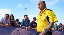 Frédéric Vasseur, damaliger Chef des Renault Sport F1 Teams, geht während des Großen Preis von Österreich in Spielberg durch das Fahrerlager. Foto: Expa/Johann Groder/dpa