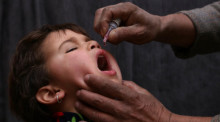 Ein Mitarbeiter des Gesundheitswesens verabreicht einem Kind in der Provinz Gasni eine Impfung gegen Kinderlähmung. Foto: Sayed Mominzadah/Xinhua/dpa