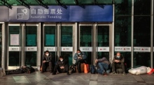 In Shanghai warten Reisende im Bahnhof auf ihren Zug. Foto: epa/Alex Plavevski