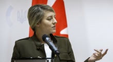 Die kanadische Außenministerin Melanie Joly spricht auf einer Pressekonferenz. Foto: epa/Sergey Dolzhenko