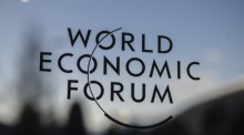 Logo des World Economic Forum kurz vor Beginn des Jahrestreffens 2026 in Davos, bei dem Politik, Wirtschaft und Zivilgesellschaft zusammenkommen. Foto: epa/Gian Ehrenzeller