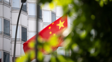 Ein chinesische Flagge weht vor der Botschaft von China in Berlin. Drei Deutsche sind wegen mutmaßlicher Spionage für China festgenommen worden. Foto: Hannes P. Albert/dpa