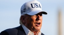 Donald Trump spricht nach der Landung mit Marine One auf dem Gelände des Weißen Hauses mit Journalisten. Foto: EPA/Eric Lee/pool