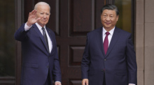 Joe Biden (l), Präsident der USA, begrüßt Chinas Präsident Xi Jinping am Rande der Konferenz für Asiatisch-Pazifische Wirtschaftskooperation im Filoli Estate in Woodside, Kalifornien. Foto: Doug Mills/Pool The New York Times Via Ap/dpa