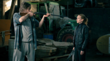 Axel Thal (Alexander Wüst) bedroht Sarah Kohr (Lisa Maria Potthoff) mit einem Gewehr in einer Szene des Films «Sarah Kohr - Geister der Vergangenheit». Foto: Christine Schroeder/Zdf/dpa