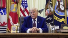 US-Präsident Donald Trump beantwortet im Oval Office des Weißen Hauses Fragen von Journalisten bei der Unterzeichnung von Dekreten. Foto: epa/Shawn Thew/pool