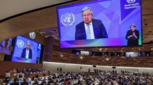 Der Generalsekretär der Vereinten Nationen (UN), Antonio Guterres (auf dem Bildschirm), gibt während der Eröffnung der 77. Weltgesundheitsversammlung (WHA77) am europäischen Hauptsitz der Vereinten Nationen in Genf... Foto: epa/Salvatore Di Nolfi