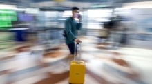 Reisender eilt durch den Flughafen – ein Bild, das echte Effizienz symbolisiert. Foto: EPA-EFE/Diego Azubel
