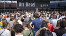 Großer Andrang bei der VIP-Eröffnung der Ausstellung Art Unlimited auf der internationalen Kunstmesse Art Basel. Der globale Kunstmarkt zeigt wieder Wachstum. Foto: Georgios Kefalas/Keystone/dpa
