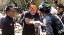 Der finnische Höhlentaucher Mikko Paasi trifft in Laos zu einer Rettungsmission für sieben eingeschlossene Goldminenarbeiter in einer überfluteten Höhle ein. Foto: EPA/Kengkart Bangkawong Handout