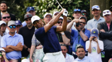 Tiger Woods schlägt am siebten Loch während einer Übungsrunde für das Masters-Golfturnier ab. Foto: Matt Slocum