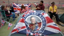 Fans der königlichen Familie versammeln sich auf der Mall in London. Foto: EPA-EFE/Cathal Mcnaughton
