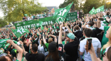Werder Bremen - Jahn Regensburg, 34. Spieltag. Das team von Werder feiert auf einem Tieflader bei einem Autokorso mit den Fans den Aufstieg. Foto: Carmen Jaspersen/dpa