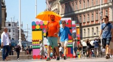 Zagreber Bürger gehen bei heißen Temperaturen spazieren. Foto: epa/Antonio Bat