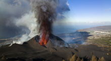 Lava fließt aus dem Vulkan auf der Kanareninsel La Palma. Ein halbes Jahr nach dem Ende des verheerenden Vulkanausbruchs auf der Insel hat ein deutsches Paar mit einer selbstlosen Tat für großes Aufsehen gesorgt. Foto: Emilio Morenatti/Ap