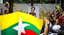 Myanmarische Staatsangehörige und Unterstützer halten myanmarische Nationalflaggen und ein großes Bild von Myanmar. Foto: epa/Diego Azubel