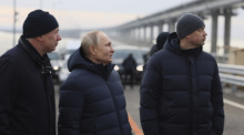 Wladimir Putin (M), Präsident von Russland, spricht mit Marat Chusnullin (l), stellvertretender Ministerpräsidenten von Russland, auf der Krim-Brücke. Foto: Mikhail Metzel/Sputnik Kremlin Pool Via Ap/dpa