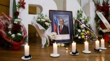 Chilenische Bürger würdigen den ehemaligen Präsidenten Sebastian Pinera. Foto: epa/Ailen Diaz