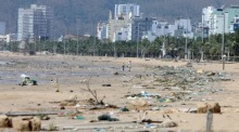 Menschen gehen am von Taifun Kalmaegi verwüsteten Strand von Quy Nhon in Zentralvietnam entlang. Foto: epa/Tien Dat