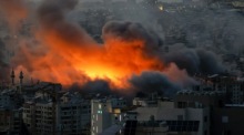Rauch und Flammen steigen nach einem israelischen Luftangriff im südlichen Vorort Dahieh der libanesischen Hauptstadt Beirut auf. Foto: epa/Wael Hamzeh