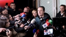 Der bisherige Premierminister und Vorsitzende der Partei „Vetevendosje“, Albin Kurti (C), spricht zu den Medien. Foto: epa/Georgi Licovski