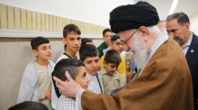 Auf diesem Bild, das vom Büro des iranischen Religionsführers veröffentlicht wurde, spricht Irans Religionsführer Ajatollah Ali Chamenei mit Angehörigen von gestorbenen Mitgliedern der ... Foto: Iranian Supreme Leader's Office/Zuma Press Wire/dpa