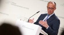 Bundeskanzler Friedrich Merz spricht beim Tag des Familienunternehmens in Berlin, einer wichtigen wirtschaftspolitischen Konferenz der Stiftung Familienunternehmen. Foto: Clemens Bilan/epa/dpa.