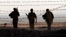 Russische Grenzsoldaten patrouillieren am Stacheldraht an der tadschikisch-afghanischen Grenze nahe Pyanj in defensiver Rolle. Foto: EPA/Stringer Szene