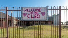 Ein "Welcome Home Cleo"-Schild zur Unterstützung des vermissten Mädchens Cleo Smith (4), das am Mittwochmorgen von der westaustralischen Polizei in Carnarvon gerettet wurde. Foto: epa/Richard Wainwright