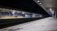 Menschenleer sind Bahnsteige im Hauptbahnhof in der Nacht zum Montag. Foto: Moritz Frankenberg/dpa