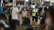 Ausländische Reisende im internationalen Flughafen Suvarnabhumi in Bangkok. Foto: epa/Narong Sangnak