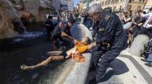 Ein Last-Generation-Aktivist wird festgenommen, nachdem er eine schwarze Flüssigkeit auf den Bernini-Brunnen auf der Piazza Navona geworfen hat. Foto: epa/Massimo Percossi
