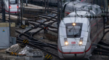 Ein ICE der Deutschen Bahn verlässt den Hauptbahnhof. Foto: Peter Kneffel/dpa