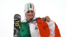 Flora Tabanelli jubelt nach Bronze im Big Air bei den Olympischen Winterspielen in Livigno. Foto: epa/Alex Plavevski