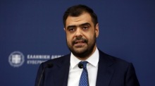 Regierungssprecher Pavlos Marinakis stellt in Athen nach einer Kabinettsumbildung die neue Zusammensetzung der griechischen Regierung vor. Foto: epa/Alexandros Beltes