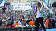 Die Vorsitzende der Brüder Italiens (Fratelli d'Italia), Giorgia Meloni, nimmt an einer Wahlkampfveranstaltung teil. Foto: epa/Andrea Merola