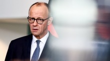 Bundeskanzler Friedrich Merz spricht bei einer Pressekonferenz im Kanzleramt zum Antrittsbesuch des niederländischen Premiers Rob Jetten in Berlin. Foto: epa/Filip Singer