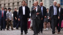 Kanzler Olaf Scholz (C-R) und der französische Präsident Emmanuel Macron (C-L) gehen auf ein Restaurant in Potsdam zu. Foto: epa/Clemens Bilan