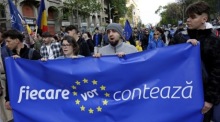 Proeuropäische Kundgebung in Bukarest vor der Stichwahl um das Präsidentenamt. Foto: epa/Robert Ghement