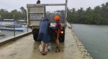Mitglieder der philippinischen Küstenwache helfen Bewohnern bei Evakuierungen vor den erwarteten Auswirkungen des Taifuns Fung-Wong in der Provinz Quezon. Foto: epa/Philippine Coast Guard