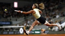 Maja Chwalińska schlägt im Halbfinale der French Open in Paris gegen die Russin Diana Shnaider auf. Foto: epa/Yoan Valat