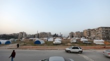 In Idlib werden Zelte auf einem öffentlichen Platz in der Nähe von Gebäuden aufgestellt, die von den starken Erdbeben betroffen sind. Foto: epa/Yahya Nemah
