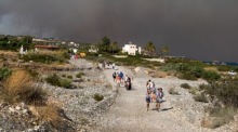 Während eines Waldbrandes auf der Insel Rhodos werden Menschen aus dem Dorf Kiotari evakuiert. Foto: epa/Damianidis Lefteris
